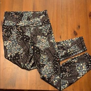 Black patterned Lululemon tights